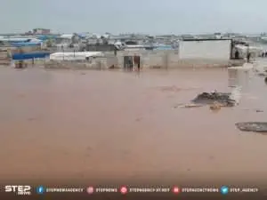 استمرار هطول الأمطار يعزز معاناة مخيمات النازحين على الحدود السوريّة التركيّة: غرق مخيمات الشمال