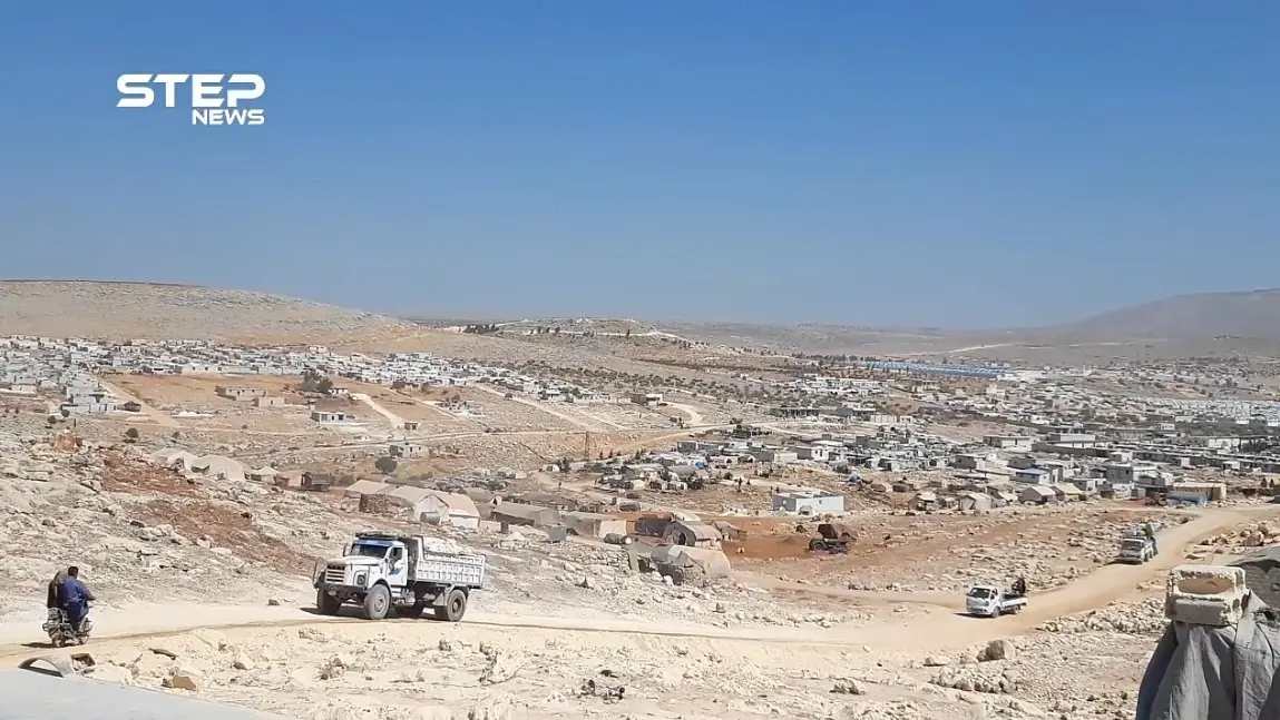 ببعض البطانيات والعوازل والخيام المهترئة تعيش عشرات العوائل في دير حسان بريف إدلب: دير حسان