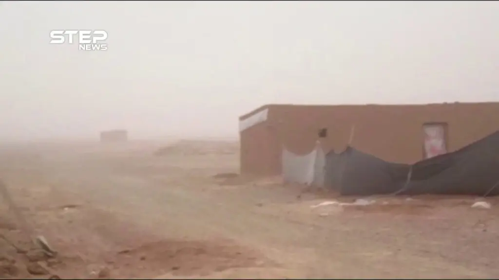 عاصفة رملية تجتاح مخيم الركبان سببت حالات اختناق وتطاير الخيام: عاصفة