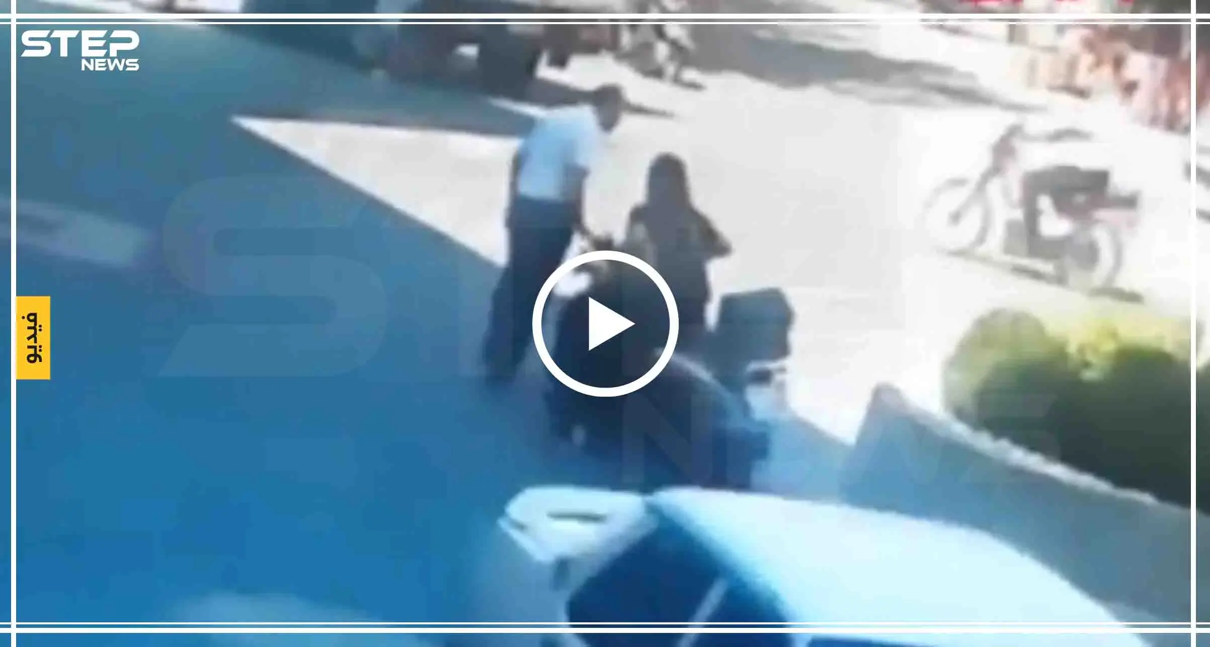 شاهد بالفيديو || فتاة تقود دراجة نارية تصدم رجلاً مرتين بنفس اللحظة!!: حادث