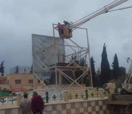 مظاهرة من مسجد العمري بدرعا تنديدًا بإعادة تمثال "حافظ الأسد": درعا