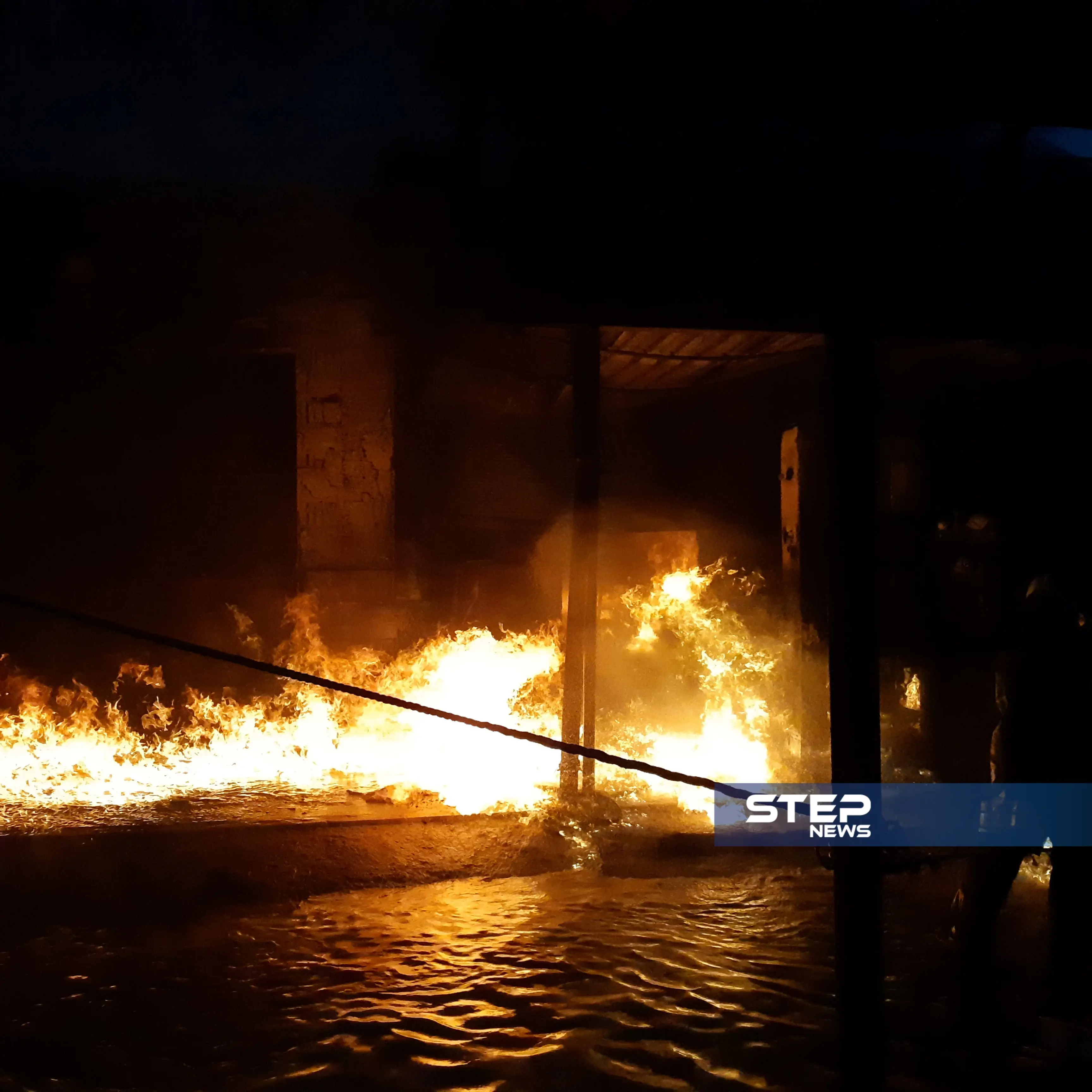 بالفيديو الدفاع المدني يطفئ حريق في كازية محروقات بمدينة إدلب: حريق