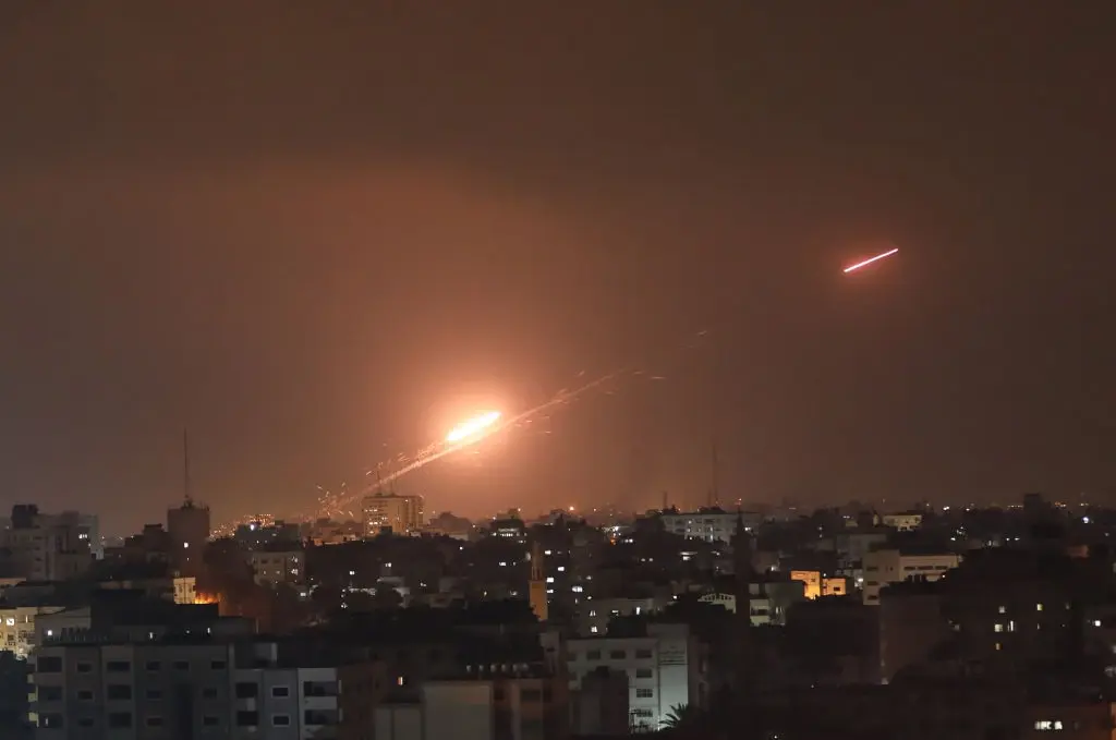 بالفيديو|| 130 صاروخاً دفعة واحدة.. تل أبيب تتعرض لهجومٍ جوي عنيف وأنباء عن ضحايا إسرائيليين: غزة
