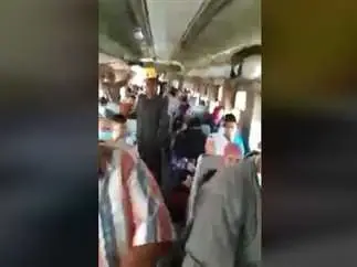 بالفيديو|| مشاجرة داخل قطار بمصر بعد صفع كمسري لمواطن أمام طفلته.. وهيئة السكة الحديد تفتح تحقيقاً عاجلاً: قطار مصر