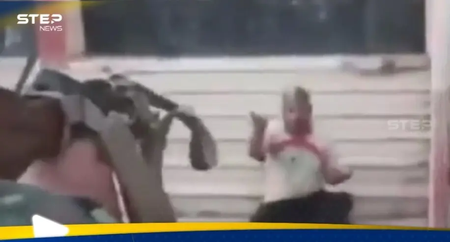 بالفيديو|| عسكري يقتل مدنيا وسط الشارع في السويداء لأنه "درزي": شاهد بالفيديو