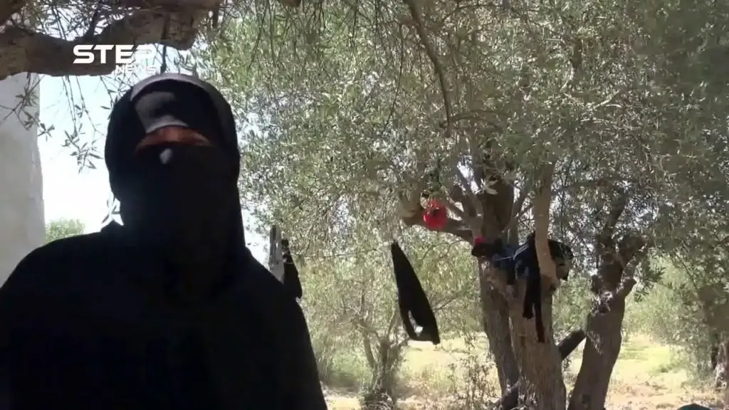 "استشهد زوجي بالقصف وأنا وأولادي عم نشتغل بالحطب لنأمن حياتنا" ... أم عدنان هذه قصتي: جسر الشغور