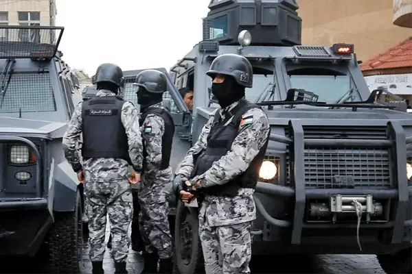 الأمن العام الأردني يُعيد الانتشار في مناطق مختلفة من المملكة ويهدد المخالفين لقراراتها "لن نتهاون": القوات الأردنية