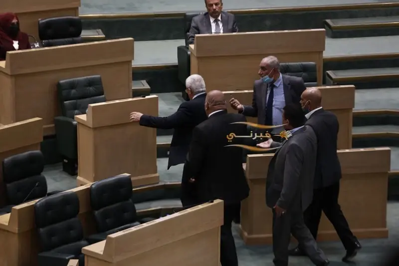 بالفيديو|| مجلس النواب الأردني يشتعل من جديد ورئيس المجلس يهدد بطرد نائب آخر: علي الطراونة