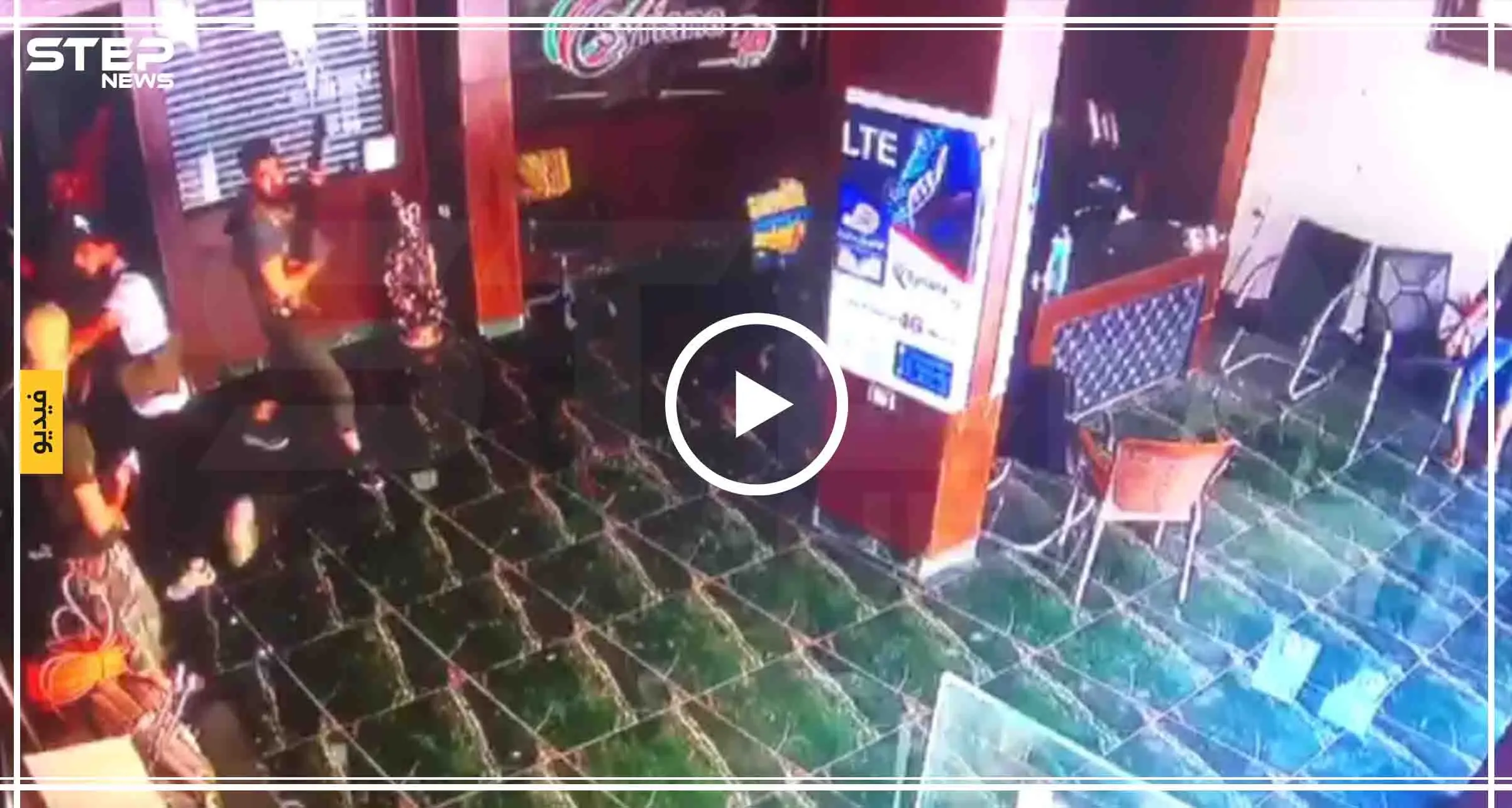 شاهد بالفيديو: مجموعة مسلحة تقتحم إحدى شركات الاتصالات بسرمدا وتعتدي بالضرب على صاحبها: سرمدا