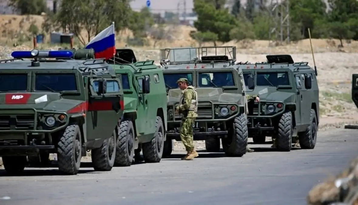 بالفيديو|| مجهولون يمطرون رتل عسكري روسي بالرصاص رفضاً لمروره في الريف الشمالي لدير الزور : رتل عسكري