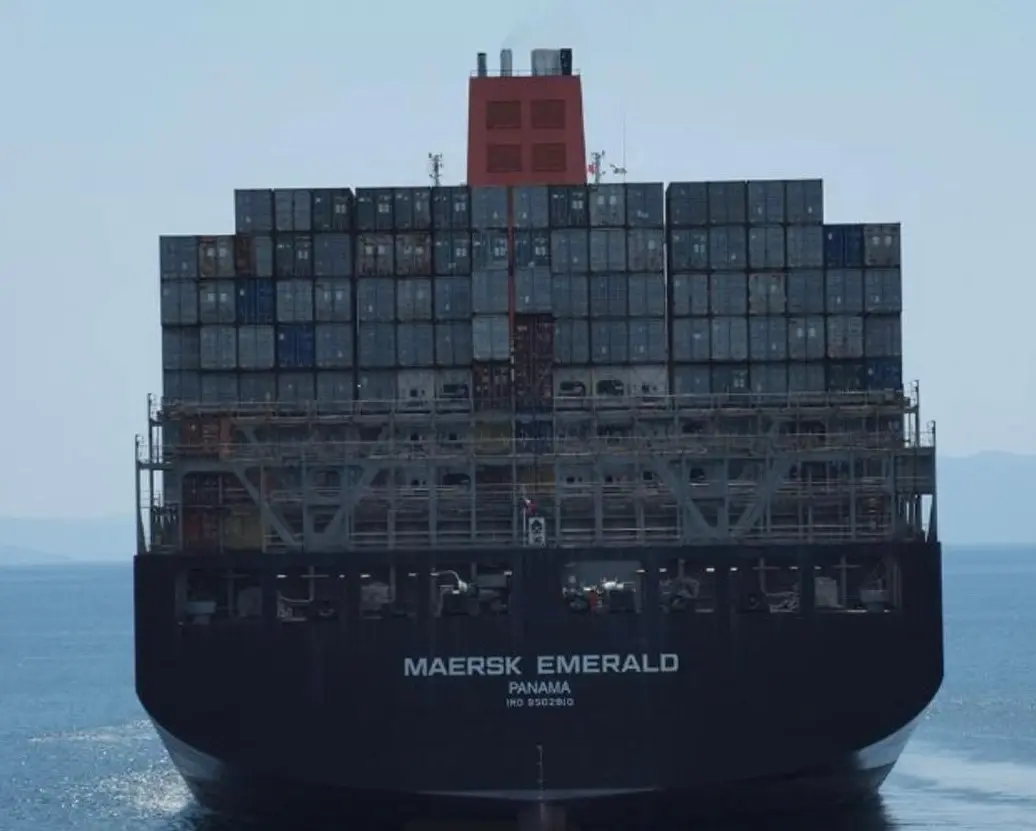 جنوح سفينة حاويات عملاقة بقناة السويس ورئيس القناة يوجه رسالة (صور): جنوح سفينة