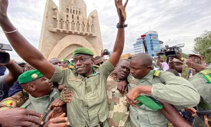 الانقلاب الخامس يطرق أبواب مالي.. تحذيرات دولية بعد اعتقال الرئيس وحكومته: مالي