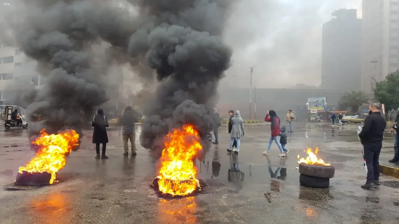محتجون لبنانيون يقطعون الطرق في طرابلس لتحقيق مطالبهم: احتجاجات