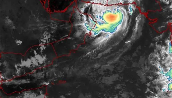 الإعصار شاهين يتحول إلى عاصفة مدارية بعد دخوله اليابسة.. والسلطات العمانية تكشف آخر تطوراته وتأثيراته المباشرة: الإعصار شاهين