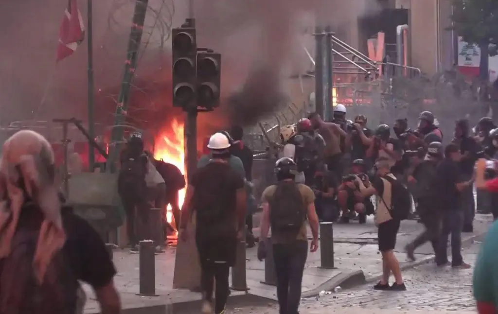 بالفيديو|| معركة أمام بوابة مجلس النواب اللبناني.. والسعودية تكشف مشكلة لبنان الرئيسية: #انفجار_مرفأ_بيروت