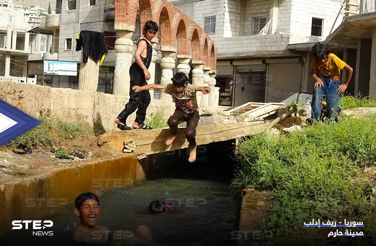 مع ارتفاع درجات الحرارة ... أطفال يسبحون في قناة للري بمنطقة حارم شمالي مدينة إدلب: حارم