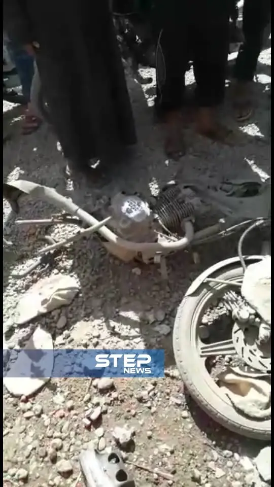 صور لانفجار دراجة نارية مفخخة كانت مركونة بالقرب من مقر الشرطة العسكرية التابعة لميليشيا قسد في مدينة البصيرة بريف دير الزور الشرقي: البصيرة