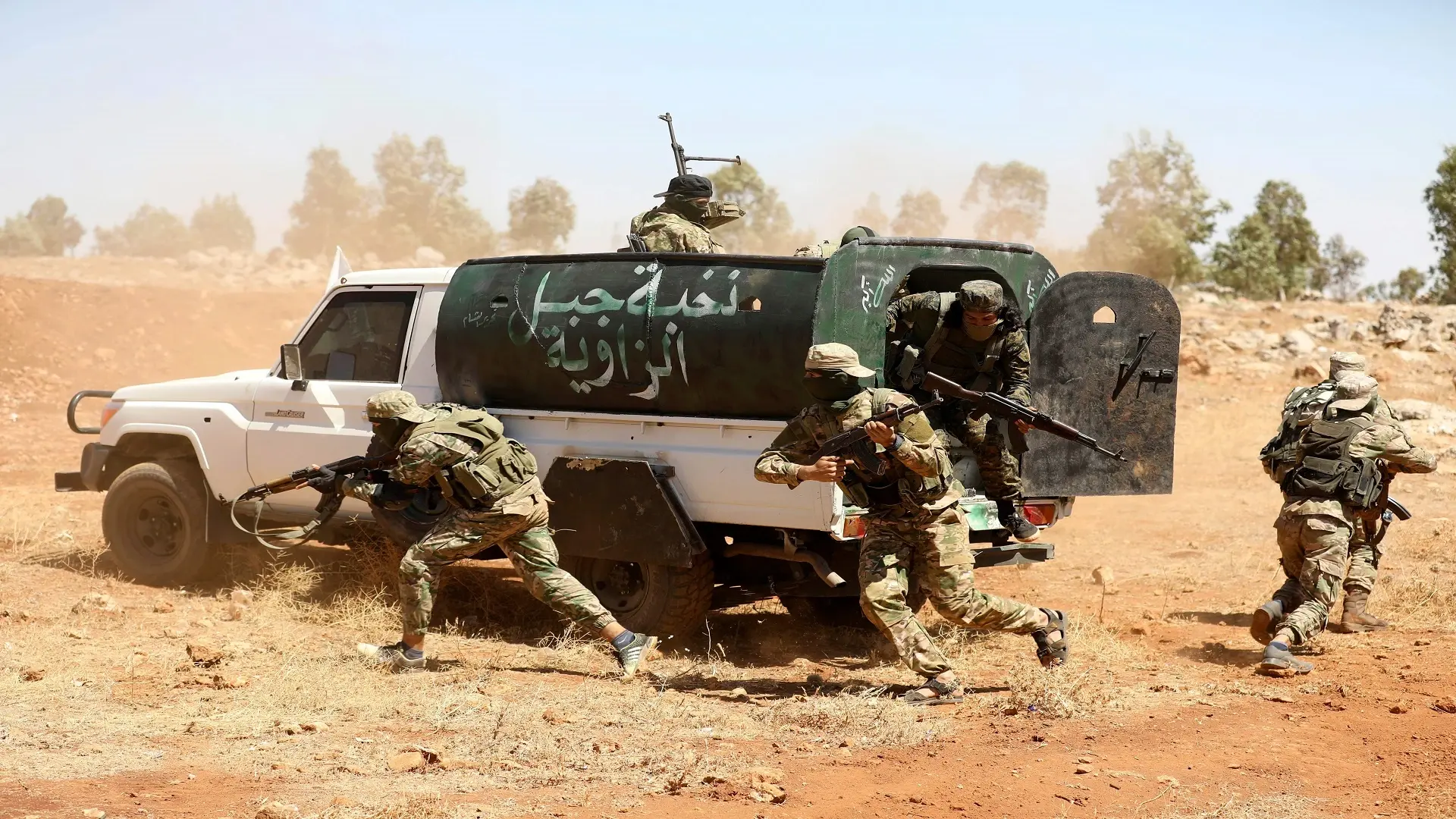 استنفار وتحشيدات عسكرية بريف حلب بعد توغّل هيئة تحرير الشام بمناطق سيطرة فصيل آخر: أخبار وتقارير