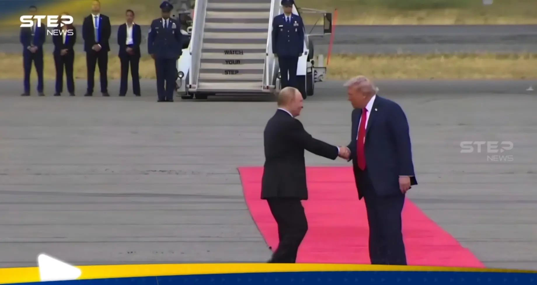 شاهد ماذا فعل ترامب عند رؤيته بوتين في مطار ألاسكا (فيديو): شاهد بالفيديو