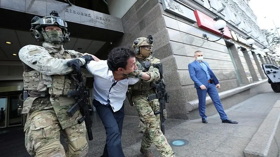 بالفيديو ||لحظة القبض على إرهابي هدد بتفجير مصرف في أوكرانيا: تفجير