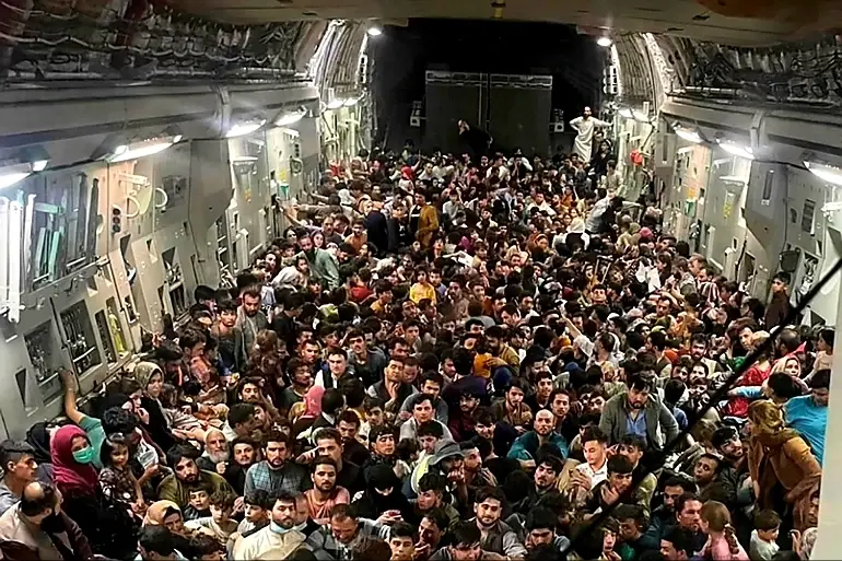 قطر تتخذ إجراءً صادماً للأفغان وأمريكا تطرح الخطة البديلة: نقل الأفغان من مطار كابل